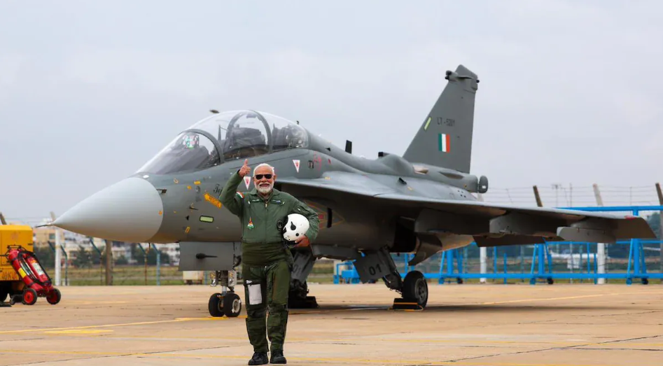 स्वदेशमै निर्मित युद्धक विमान ‘तेजस’ चढे नरेन्द्र मोदी, गरे ३० मिनेटको हवाई सफर
